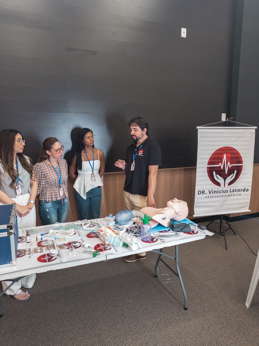 Sala de treino montada com estação prática, materiais e banner Dr. Vinícius Lacerda Assessoria Médica