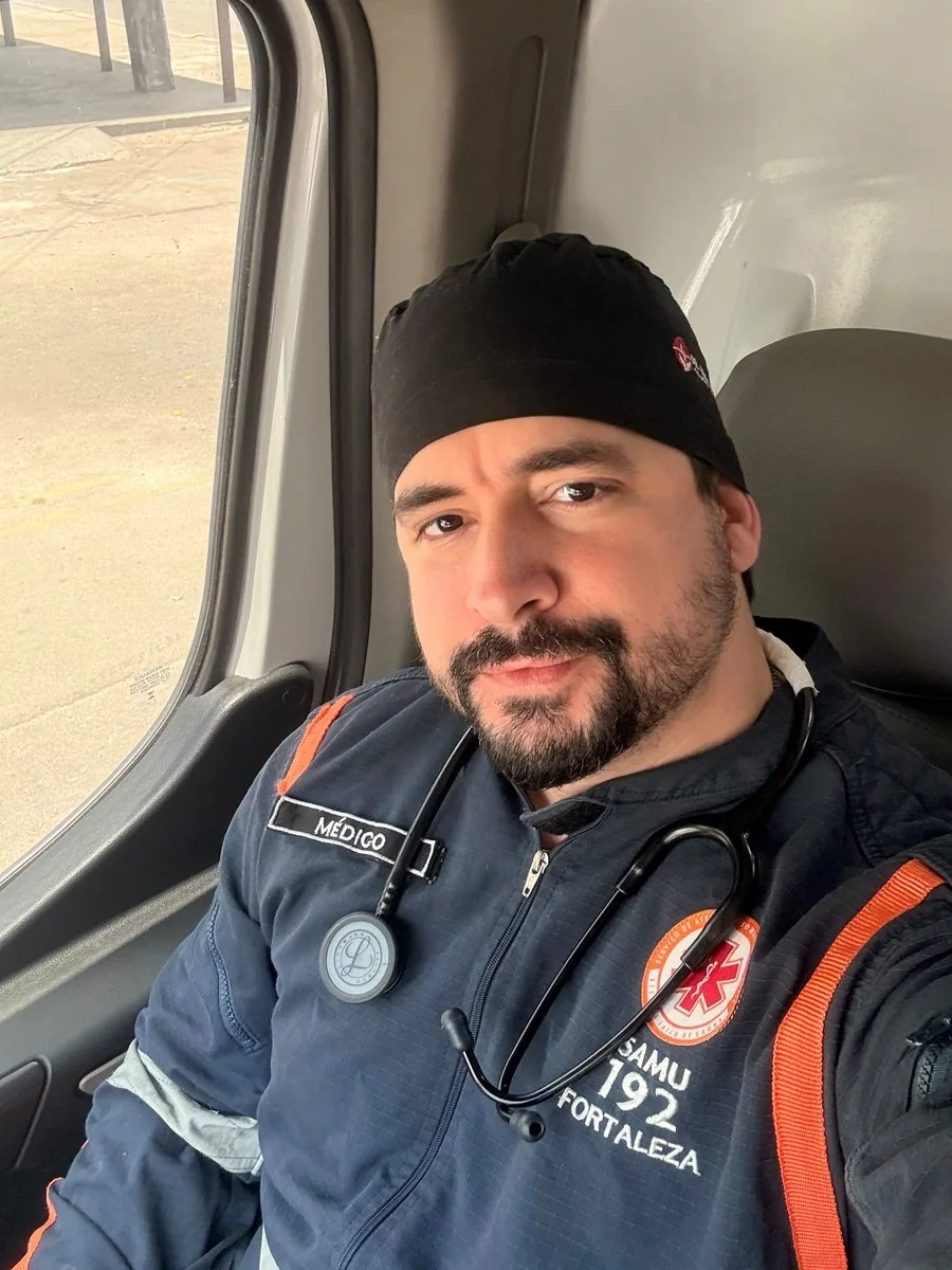 Dr. Vinícius Lacerda com o uniforme do SAMU 192 Fortaleza